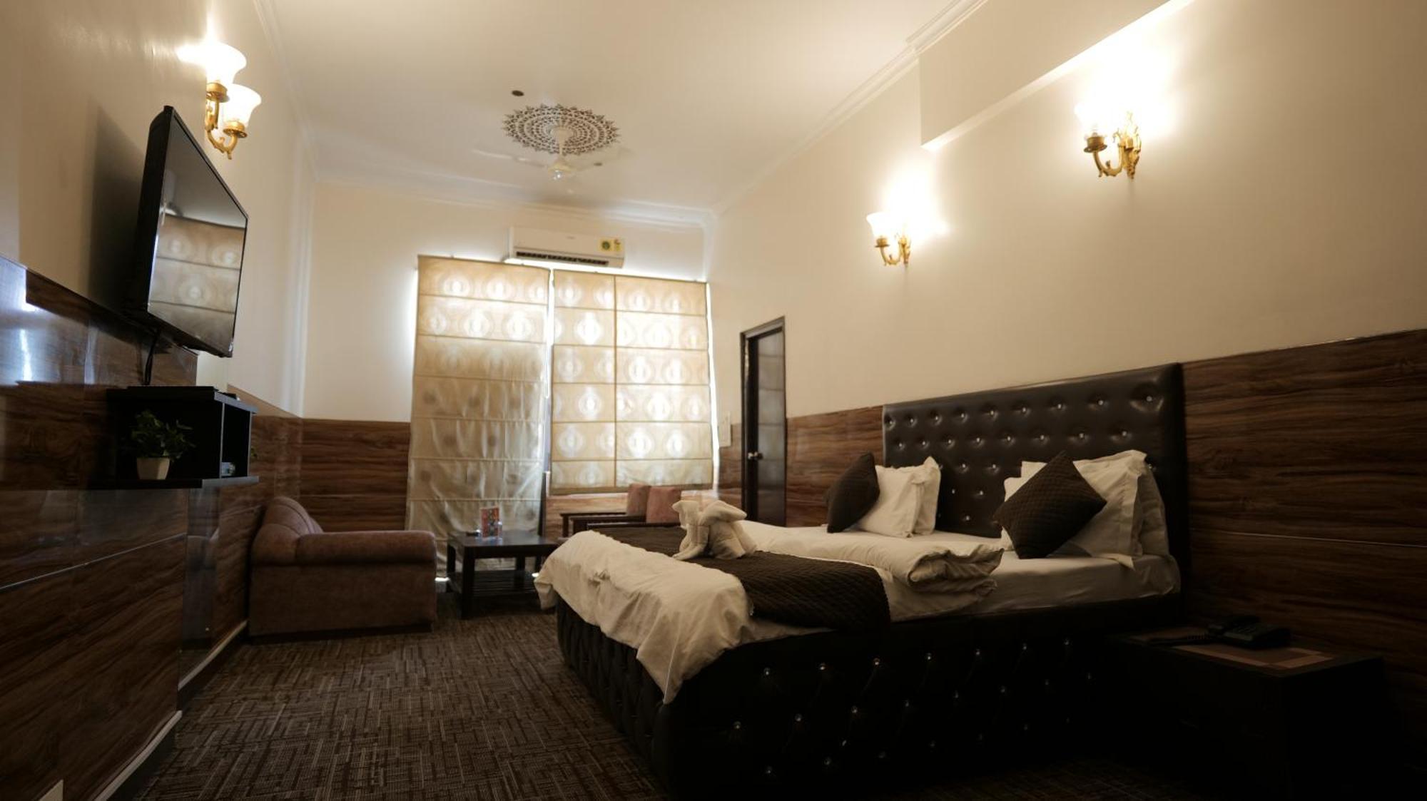 Hotel Kuber Rai ภายนอก รูปภาพ